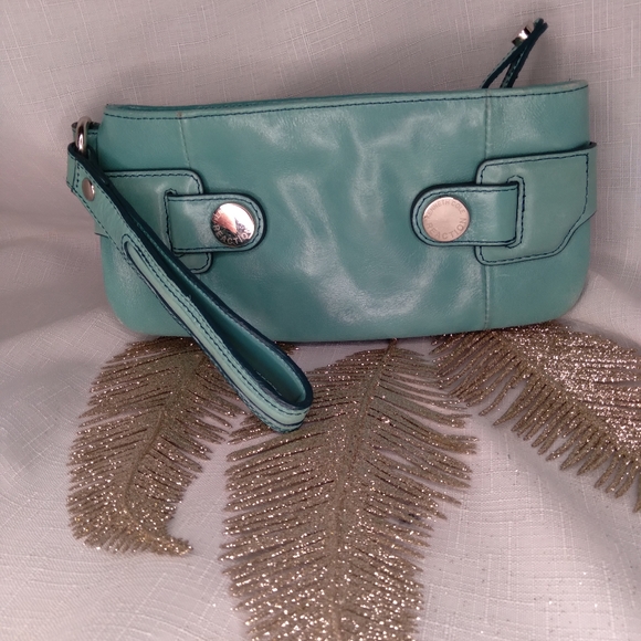 Beautiful blue Kenneth Cole Reaction wristlet clutch. - Picture 1 of 6